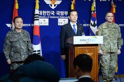 한민구 국방부장관이 7일 오전 서울 용산구 국방부 브리핑실에서 지난 6일 북한이 강행한 4차 핵실험 관련 한미 공동대응 방안 성명을 발표하고 있다. 이 자리에는 이순진(왼쪽) 합참의장과 커티스 스캐퍼로티(오른쪽) 한미연합사령관이 함께 했다. <사진제공=뉴시스>