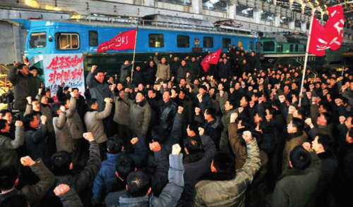 북한 8일자 노동신문이 수소탄시험 완전성공에 대한 대대적인 홍보에 들어갔다. 1면에 첫 수소탄시험 완전성공소식에 접한 각계의 반향 타이틀 기사에 김종태전기기관차련합기업소에서 결의에 넘치는 관계자들의 환호성 사진을 게재했다. <사진제공=뉴시스>