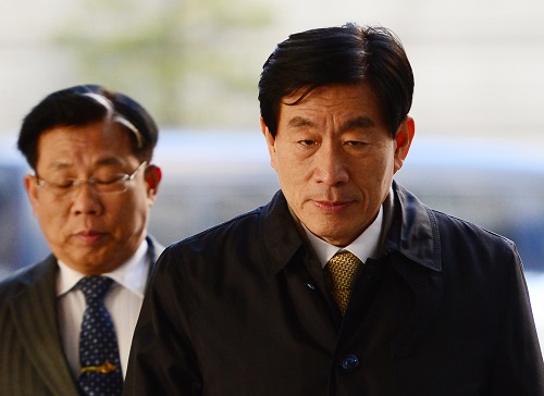 원세훈 전 국정원장이 공직선거법 및 국정원법 위반 등 혐의로 파기환송심 3차 공판에 출석하기 위해 지난달 11일 오전 서울 서초구 서울고등법원으로 들어서고 있다. <사진제공=뉴시스>