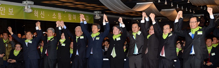 10일 오후 서울 종로구 세종대로 세종문화회관 세종홀에서 열린 '국민의 당' 창당 발기인대회에서 김한길 의원(왼쪽 세번째), 안철수 의원(가운데), 한상진 공동창당준비위원장(왼쪽 다섯번째) 및 참석자들이 손을 잡고 기념촬영을 하고 있다. <사진제공=뉴시스>