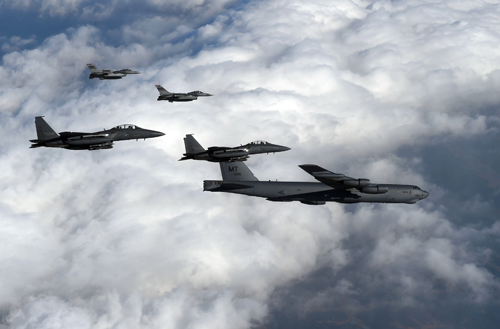 핵 미사일로 무장한 미국의 전략무기 ‘B-52’ 장거리 폭격기가 10일 경기도 오산 상공을 우리군 F-15K와 미 공군 F-16 전투기의 호위를 받으며 저공비행 하고 있다. <사진제공=뉴시스>