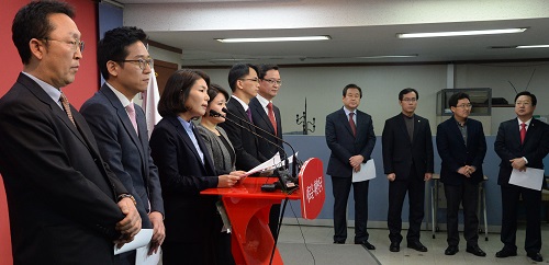 새누리당 김무성 대표가 10일 오전 서울 여의도 당사에서 젊은 전문가 그룹의 입당 기자회견에서 모두발언 한 뒤 단상 아래로 내려와 영입 인사들의 발언을 듣고 있다. 김무성 대표는 이날 기자회견에서 이들은 자발적 입당을 한 것으로 전략 공천등의 특혜는 없을 것이라고 밝혔다. 왼쪽부터 박상헌 정치평론가, 김태현 변호사, 전희경 자유경제원 사무총장, 배승희 변호사, 변환봉 서울지방변호사회 사무총장, 최진녕 전 대한변호사협회 대변인, 김무성 대표, 김영우 수석대변인, 김용태 의원, 이장우 대변인. <사진제공=뉴시스>