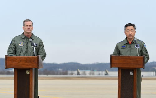 북한의 4차 핵실험에 대한 대응 조치로 정부가 대북 확성기 방송을 재개한지 나흘째인 10일 경기도 평택시 오산공군기지에서 미군의 B-52 장거리 폭격기의 한반도 전개를 앞두고 이왕근 공군작전사령관(오른쪽)과 테런스 오샤너시 미 7공군사령관 겸 주한미군 부사령관이 성명을 발표하고 있다. <사진제공=뉴시스>