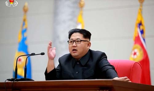 북한 김정은 국방위 제1위원장이 2016년 새해를 맞아 인민무력부를 방문했다고 북한 조선중앙TV가 10일 보도하고 있다. 김정은 제1위원장은 인민무력부를 시찰한 자리에서 '수소탄 실험은 자위적 조치'라고 주장했다. <사진=조선중앙TV 캡쳐>