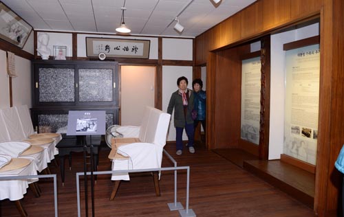 서울시가 중구 신당동에 위치한 '박정희 전 대통령 가옥'에 대한 복원 및 전시 공간 조성을 마치고 시민들에게 개방을 시작한 17일 오후 시민들이 박 전 대통령 가옥을 둘러보고 있다. <사진제공=뉴시스>