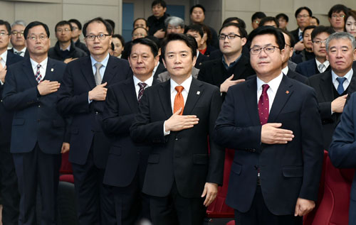 남경필 경기도지사와 이기우 사회통합부지사가 4일 오전 경기도 북부청사 평화누리홀에서 열린 2016 시무식에 참석해 국민의례를 하고 있다. <사진제공=뉴시스>