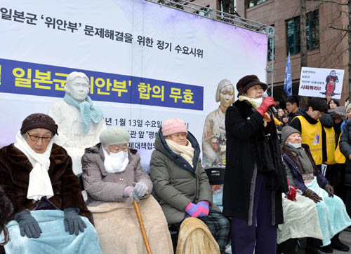 일본군 위안부 문제해결을 위한 정기 수요시위에가 24주년을 맞이한 13일 오후 서울 종로구 율곡로 구 주한일본대사관 앞에서 열린 제1213차 정기 수요시위에 참석한 위안부 피해 할머니들이 발언하고 있다. 단상 왼쪽부터 김복동, 이옥선, 박옥선, 이용수, 강일출, 길원원 할머니. <사진제공=뉴시스>