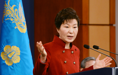 박근혜 대통령이 13일 오전 청와대 춘추관에서 대국민 담화 및 기자회견 중 취재진의 질문에 답하고 있다. <사진제공=뉴시스>