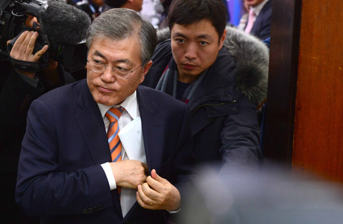 더불어민주당 문재인 대표가 14일 서울 여의도 국회에서 기자회견을 열고 김종인 전 의원을 선대위원장으로 영입한다고 밝힌 후 회의실을 나서고 있다. <사진제공=뉴시스>