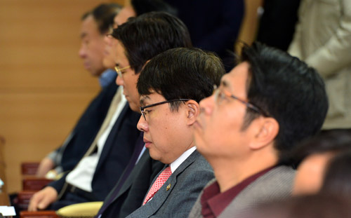 한국노총의 9.15 대타협 합의 파탄 선언 등 노사정위원회가 흔들리는 가운데 15일 오전 서울 종로구 정부서울청사에서 열린 노동시장구조개선특별위원회 조찬 간담회에 참석한 위원들이 피곤한 표정으로 앉아있다. <사진제공=뉴시스>