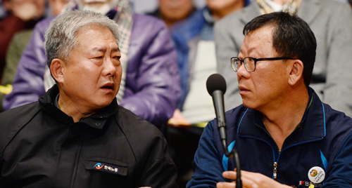 김동만 한국노총 위원장과 최종진 민주노총 수석부위원장이 14일 서울 중구 한국프레스센터에서 열린 한일 일본군 '위안부' 합의 무효와 정의로운 해결을 위한 전국행동 기자회견에 참석해 이야기를 나누고 있다. <사진제공=뉴시스>