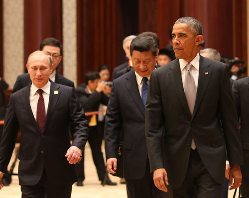 2014년 11월11일 오전(현지시각) 중국 베이징 옌치후 국제회의센터(ICC)에서 열린 APEC 정상회의 세션1에 버락 오바마 미국 대통령, 시진핑 중국 국가주석, 블라드미르 푸틴 러시아 대통령이 함께 입장하고 있다. <사진제공=뉴시스>