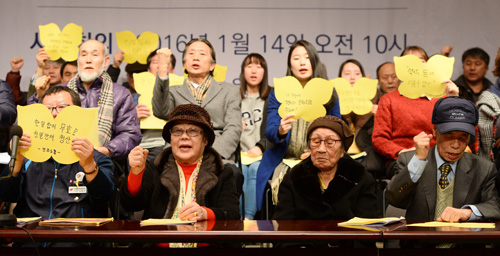 일본군 위안부 피해 이용수, 김복동 할머니와 시민사회단체 활동가들이 14일 오전 서울 중구 태평로 한국프레스센터에서 열린 한일 일본군 '위안부' 합의 무효와 정의로운 해결을 위한 전국행동 기자회견에서 구호를 외치고 있다.이들은 이날 기자회견을 통해 일본 정부의 범죄사실 인정, 번복할 수 없는 명확하고 공식적인 사죄, 사죄의 증거로서의 배상 등을 세계인과 함께 요구할 것이라 전했다. <사진제공=뉴시스>