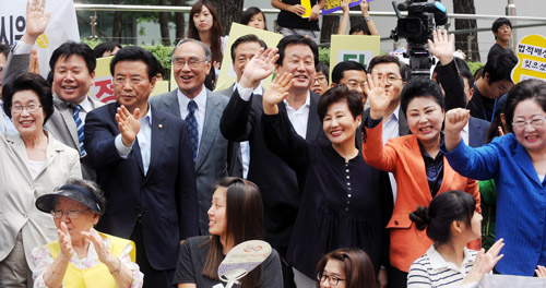 지난 2011년 8월 10일 오후 서울 종로구 중학동 주한 일본대사관 앞에서 한국정신대문제대책협의회 주최로 열린 '제982차 일본군 위안부 문제 해결을 촉구하는 정기 수요집회'에 참가한 한나라당 정몽준 전 대표, 김무성 전 원내대표, 이윤성 전 국회부의장, 민주당 신낙균 의원 등 여야 의원들이 손을 흔들고 있다. <사진제공=뉴시스>