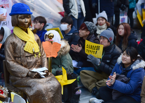 16일 오후 서울 종로구 중학동 일본대사관 앞에서 열린 '소녀상을 지켜주세요 제3차 토요시위' 에서 참가자들이 정부의 한일 위안부 협상 무효를 주장하고 있다. <사진제공=뉴시스>