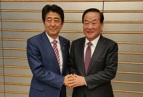 서청원 한일의원연맹 회장이 13일 오후 일본 도쿄 총리 관저에서 아베 신조 일본 총리와 만나 기념촬영 하고 있다. <사진=서청원 의원실 제공/ 뉴시스>