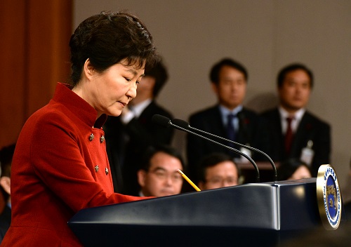 박근혜 대통령이 13일 오전 청와대 춘추관에서 대국민 담화 및 기자회견 중 취재진의 질문을 메모하고 있다. <사진제공=뉴시스>