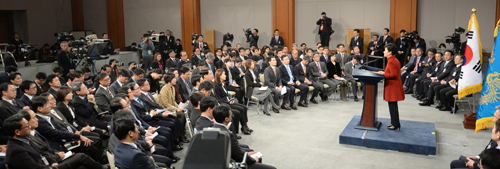 박근혜 대통령이 13일 오전 춘추관에서 대국민담화 및 기자회견을 하고 있다. <사진제공=뉴시스>