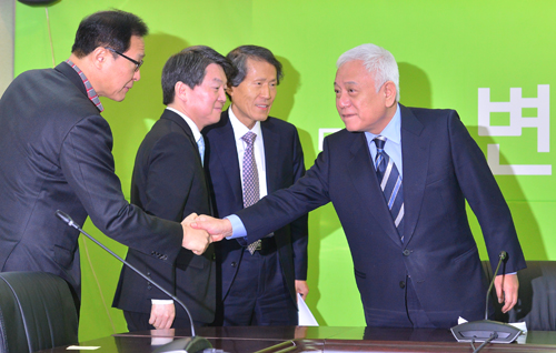 신당 '국민의당'을 추진중인 무소속 안철수(인재영입위원장) 의원과 무소속 김한길 의원, 문병호 의원, 한상진 창당준비위원장이 17일 오전 서울 마포구 국민의당 당사에서 열린 기조회의에 참석하고 있다. <사진제공=뉴시스>