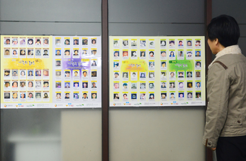 초등생 아들 A군 사체훼손 사건으로 폭행치사, 사체손괴·유괴 등의 혐의를 받고 있는 친아버지 B(34)씨가 구속 전 피의자심문(영장실질심사)를 위해 17일 오후 경기 부천시 원미경찰서에서 인천지법 부천지원으로 압송되고 있다. <사진제공=뉴시스>