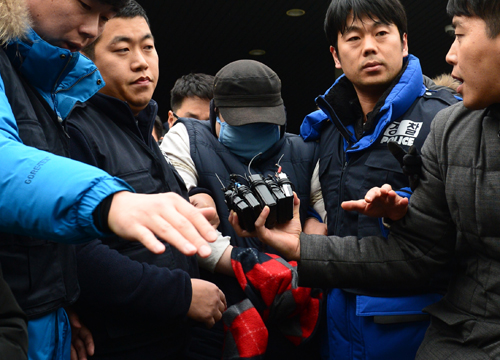 초등생 아들 A군 사체훼손 사건으로 폭행치사, 사체손괴·유괴 등의 혐의를 받고 있는 친아버지 B(34)씨가 구속 전 피의자심문(영장실질심사)를 위해 17일 오후 경기 부천시 원미경찰서에서 인천지법 부천지원으로 압송되고 있다. <사진제공=뉴시스>