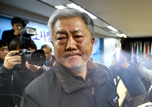 김동만 한국노총 위원장이 19일 오후 서울 여의도 한국노총 대회의실에서 열린 노사정합의 파기 선언 한국노총 기자회견에 참석해 기자회견문을 발표후 회견장을 나서고 있다. <사진제공=뉴시스>