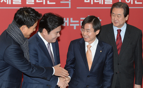 21일 오전 서울 여의도 국회에서 열린 새누리당 최고위원회의에 앞서 더불어민주당을 탈당하고 새누리당에 입당하는 무소속 조경태 의원이 새누리당 지도부의 환영을 받고 있다. <사진제공=뉴시스>