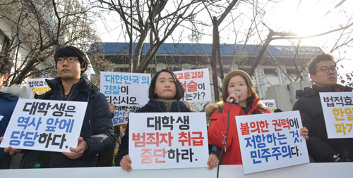 21일 오후 서울 종로구 종로경찰서 앞에서 열린 소녀상 지키는 대학생 표적수사 규탄 기자회견에서 미신고 불법집회를 했다는 이유로 출석요구서를 받은 김샘 평화나비네트워크 대표가 경찰을 규탄하는 발언을 하고 있다. <사진제공=뉴시스>