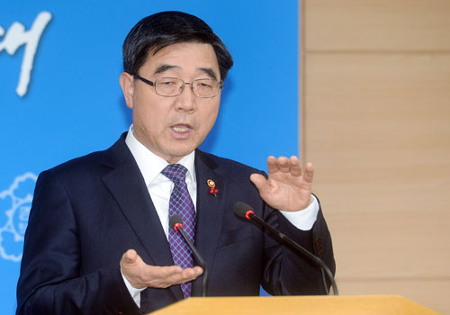 한국노총이 노사정 대타협 파기를 공식 선언한 19일 오후 이기권 고용노동부 장관이 서울 세종로 정부서울청사 브리핑실에서 노동개혁 현안 기자회견을 하고 있다. <사진제공=뉴시스>