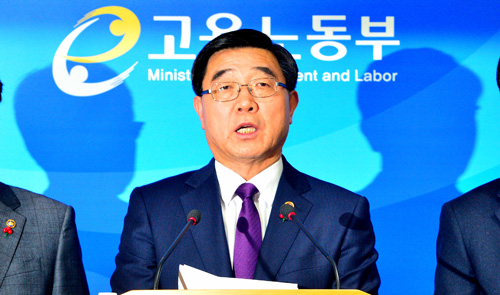 이기권 고용노동부 장관이 22일 오후 세종시 정부세종청사 제3공용브리핑룸에서 긴급 기자회견을 열어 '일반해고'와 '취업규칙 변경요건 완화' 등 정부 2대 지침 최종안을 발표하고 있다. <사진제공=뉴시스>