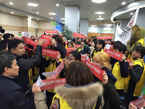 알바노조가 22일 오후 서울 중구 서울지방고옹노동청을 항의 방문, 회사 편 드는 근로감독관 퇴출과 고용노동부 장관 책임을 요구하며 점거 농성을 하고 있다. <사진=알바노조 제공/뉴시스>