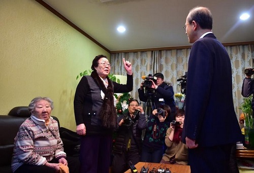 Dans la banlieue de Séoul, Lee Yong-Soo, une survivante sud-coréenne, proteste auprès de Lim Sung-Nam, vice-ministre des affaires étrangères venu rendre visite au lendemain de la signature de l’accord avec le Japon, le 29 décembre 2015. AFP PHOTO / POOL / JUNG YEON-JE일본과 협의 다음 날인 지난해 12월 29일, 위안부 생존자 이용수 씨가 서울 외곽 도시의 나눔의 집을 찾은 외교부 임성남 차관에게 항의하고 있다.