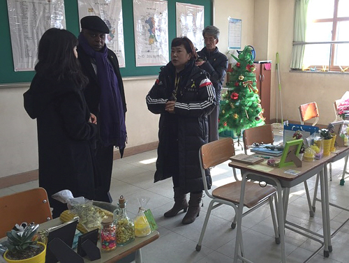 마이나 키아이 유엔(UN) 평화집회·결사자유 특별보고관이 24일 경기 안산시 단원고등학교 세월호 희생학생들이 공부했던 2학년 교실에서 유가족과 대화를 나누고 있다.마이나 키아이 특별보고관은 이날 '세월호 참사 진상규명' 집회 등의 유가족 피해사례를 조사하기 위해 안산을 방문했다. <사진 = 참여연대 제공/뉴시스>