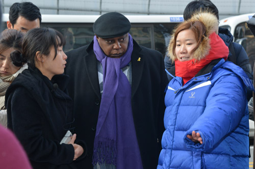 마이나 키아이 유엔 평회적 집회 및 결사의 자유 특별보고관이 24일 오후 서울 종로구 구 주한일본대사관 앞 소녀상을 찾아 김샘 평화나비네트워크 대표의 설명을 듣고 있다. <사진제공=뉴시스>