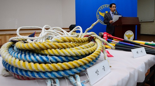 경찰이 지난해 11월14일 민중총궐기 집회에서 발생한 불법·폭력시위 관련 증거를 수집하기 위해 민주노총 사무실 등에 압수수색을 실시한 21일 오후 서울 중구 남대문경찰서에서 해머, 밧줄 등 압수품을 공개하고 있다. <사진제공=뉴시스>