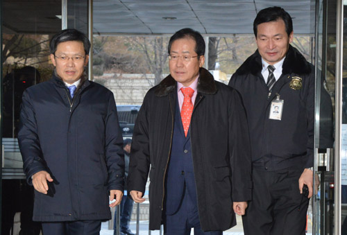 고(故) 성완종 전 경남기업 회장으로부터 불법 정치자금을 받은 혐의로 기소된 홍준표(가운데) 경남도지사가 22일 오전 서울 서초구 서울중앙지방법원에서 열린 2차 공판에 출석하기 위해 법원으로 들어서고 있다. <사진제공=뉴시스>