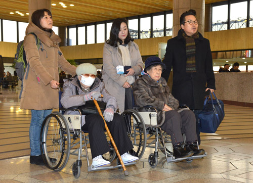 경기 광주 나눔의 집에서 생활하는 일본군 '위안부' 피해자 이옥선, 강일출 할머니가 일본군의 만행과 '위안부' 피해 참상을 증언하기 위해 25일 오전 서울 강서구 김포국제공항에서 일본으로 출국에 앞서 기자회견을 갖고 있다.이옥선, 강일출 할머니는 26일부터 31일까지 차례로 도쿄 중의원회관, 전국노동연합회관, 오사카 구민센터, 리가로얄NCB센터, 사회복지회관을 찾아 피해 참상을 증언하고 일본정부의 범죄인정 요구, 한·일 정부의 합의안 무효를 선언할 예정이다. <사진제공=뉴시스>