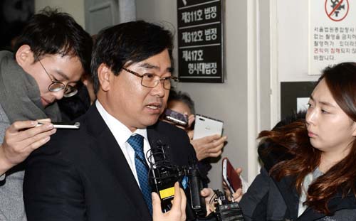 천안함 좌초설을 제기해 정부와 군 당국이 천안함 사고 원인을 조작했다는 내용의 글을 올린 혐의로 기소된 신상철씨가 징역 8월에 집행유예 2년을 선고 받은 25일 오후 서울 서초구 서울중앙지방법원을 나서며 취재진 질문에 답하고 있다. <사진제공=뉴시스>