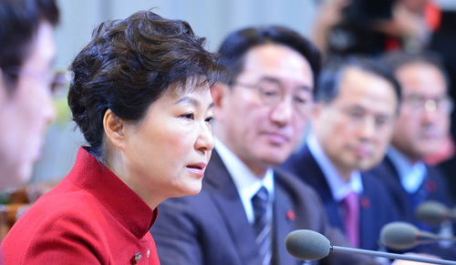 박근혜 대통령이 25일 오전 청와대에서 수석비서관 회의에 참석, 모두발언을 하고 있다. <사진제공=뉴시스>