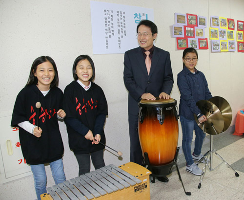 조희연 서울시교육감이 2015년 11월18일 오후 서울 서초구 우면초등학교에서 서울형혁신학교 운영사례를 나누고 학교혁신문화 확산을 위해 열린 ‘2015 서울시교육청 학교혁신 한마당’에 참석, 학생들과 악기를 연주하고 있다. <사진제공=뉴시스>