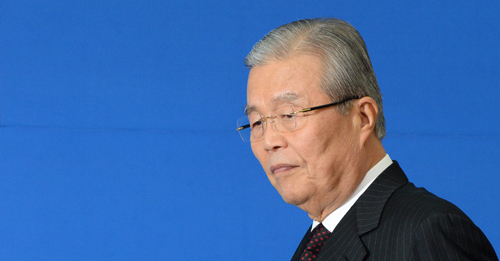 김종인 더불어민주당 선거대책위원장이 25일 오전 서울 여의도 국회에서 열린 1차 회의에서 생각에 잠겨 있다. <사진제공=뉴시스>