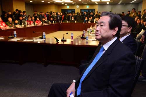 새누리당 김무성 대표가 27일 서울 여의도 국회 의원회관에서 열린 청년 앞으로! 2030 새누리당 공천 설명회에서 공천룰 관련 설명을 듣고 있다. <사진제공=뉴시스>