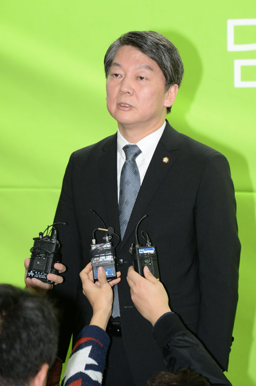 안철수 국민의당(가칭) 인재영입위원장이 27일 오후 서울 마포구 당사에서 이희호 여사와의 면담 녹취록 공개에 관련해 입장을 밝히고 있다. <사진제공=뉴시스>