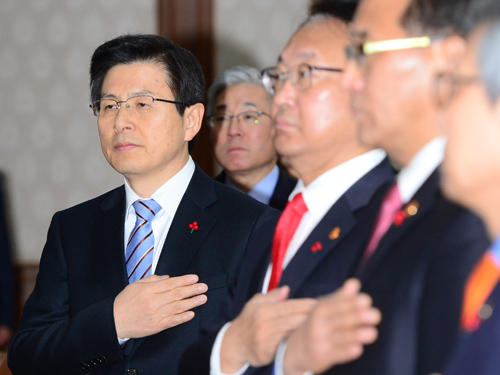 황교안 국무총리가 26일 오전 서울 종로구 세종로 정부서울청사에서 열린 국무회의에서 국민의례를 하고 있다. <사진제공=뉴시스>