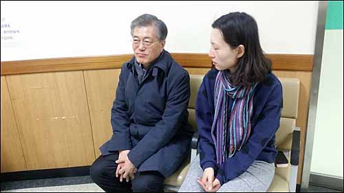 더불어민주당 문재인 전 대표가 28일 경찰의 물대포로 위중한 상태에 있는 농민 백남기씨가 입원한 서울대병원을 방문해 가족들을 위로하고 있다. <사진출처=페이스북>