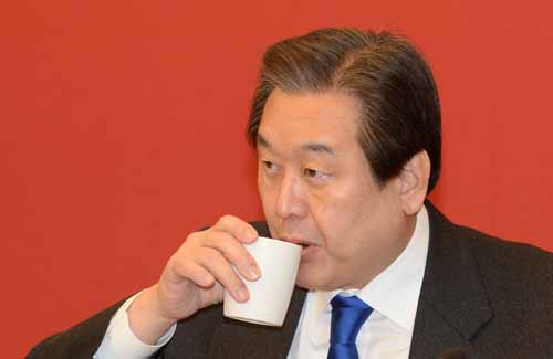 새누리당 김무성 대표가 29일 오전 서울 여의도 국회에서 열린 저출산대책특별위원회 제7차 회의에서 목을 축이고 있다. <사진제공=뉴시스>