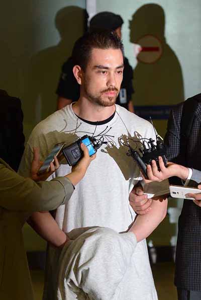 '이태원 살인사건' 진범으로 지목된 아더 존 패터슨이 미국으로 도주한 지 16년만인 지난해 9월 23일 오전 인천국제공항을 통해 한국으로 송환, 취채진 질문에 답하고 있다. <사진제공=뉴시스>