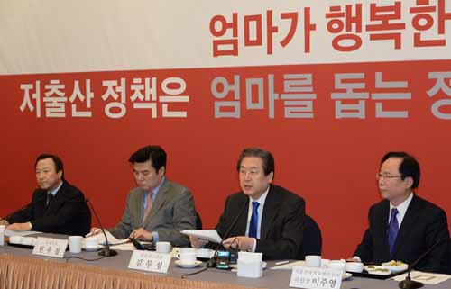 새누리당 김무성 대표가 29일 오전 서울 여의도 국회에서 열린 저출산대책특별위원회 제7차 회의에서 모두발언 하고 있다. <사진제공=뉴시스>