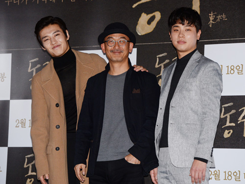 이준익 감독과 배우 강하늘, 박정민이 1월28일 오후 서울 중구 메가박스 동대문에서 열린 영화 '동주' 언론시사회 기자간담회에서 포토타임을 갖고 있다.영화 ‘동주’는 이름도, 언어도, 꿈도 허락되지 않았던 1945년 어둠의 시대 속에서도 시인의 꿈을 품고 살다 간 윤동주의 청년 시절을 그리는 작품으로 오는 2월 18일 개봉한다.<사진제공=뉴시스>