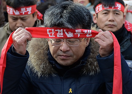 전국교직원노동조합(전교조)의 법외노조 통보 항소심에서 패소한 지난 1월21일 오후 서초구 서울중앙지방법원 인근에 열린 전교조 결의대회에서 변성호 전교조 위원장이 머리띠를 두르고 있다. <사진제공=뉴시스>